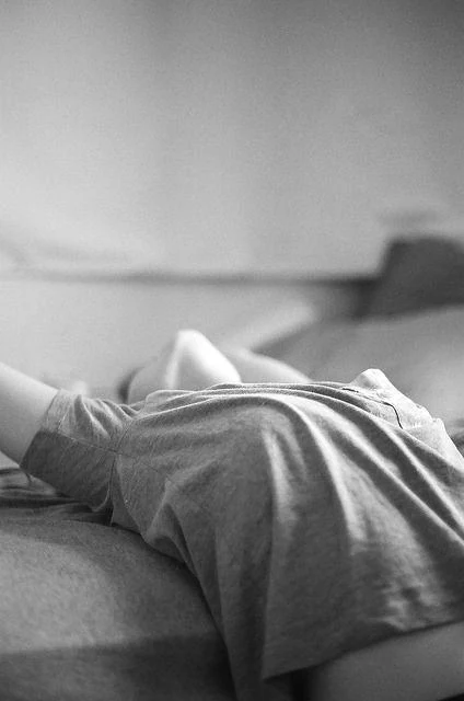 Una mujer recostada, en blanco y negro